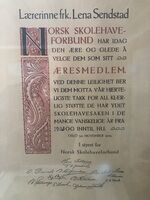 Æresmedlemskap i Norsk skolehaveforbund som Lena Sendstad var med å stifte.