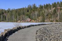 Demningen i sørenden av Ørfiske med Sameiekollen i bakgrunnen. Foto: Leif-Harald Ruud (2020).