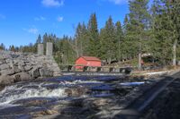 Vann i fri utfoldelse på sørsiden av demningen. Foto: Leif-Harald Ruud (2020).