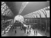 Togene kjørte tidligere inn i stasjonsbygningen, der det nå er kjøpesenter. Foto: Jac Brun (1953).