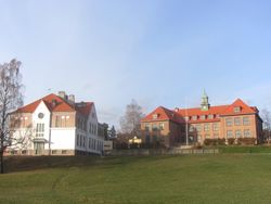 Østensjø skole (1917, bygning til venstre) Foto: Stig Rune Pedersen (2012).