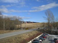 Veien ved Østerås i 2005. I bakgrunnen ses Østern og profilen til den gamle Holmenkollbakken Foto: Stig Rune Pedersen (2005).