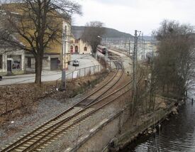 Østfoldbanen inn mot Halden stasjon, sett mot vest. Foto: Stig Rune Pedersen (2013).