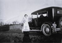 Østlandske Vanførehjem 1956. Elida Andreassen. Annar Westlie i bilen.