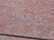 Årstallet 1858 er markert på Østre Aker kirkes endevegg, året for ferdigstillelsen bygningsmessig. Foto: Stig Rune Pedersen