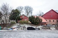 Prestegårdens bygningsmasse sett fra sør. Foto: Leif-Harald Ruud (2015).