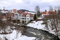 Elva Lena renner ut i Mjøsa ved tidligere Landheim veveri på Skreia. Foto: Leif-Harald Ruud (2024).