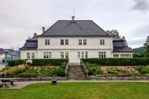 Øvre Eiker Eiker sorenskrivergård 250807.jpg