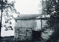 Uthuset på Øvre Haugane i 1920-åra. Fjøset til venstre for fjøsgangen, høyløa til høgre.