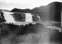 Øvre Leirfoss før utbyggingen av Øvre Leirfoss kraftverk i 1901. Foto: Kristoffer Horne/Anno Domkirkeodden (1890-1895).