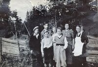 Øvre Lokattbakken 1937. Fra høyre - Maren Westli, Olava, Modolf - fire ukjente. Foto: Ukjent.