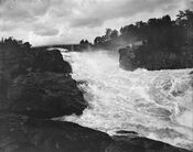 Labrofoss i Numedalslågen fotografert en gang i perioden 1880-1910, før kraftutbyggingen. Foto: Nasjonalbiblioteket/Marthinius Skøien.