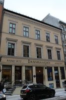 Øvre Slottsgate 6, Dammgården, oppført 1877.