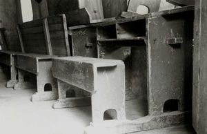 Øvrebotnen, Gaular, Sogn og Fjordane. Interiør, gamle skulebenkar. Skulehuset var bygd i 1892. Registrering utført i 1958-59 av Johan Schiong for Noregs Lærarlag.