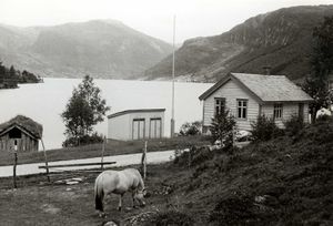 Øvrebotten, Gaular, Sogn og Fjordane. Lite hvitt skolehus mot fjordlandskap. Gressende fjording fremst i bildet. Bygget i 1892. Registrering utført 1958-59 av Johan Schiong for Noregs Lærarlag.