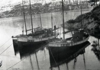 Øyahamna med tre fiskebåtar AMUn-001.1695.jpg