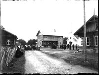 Øyane med Handelslaget i sentrum, Øyosen til venstre og til høgre Veum Kyrkje, Kyrkjestoga og Åbø. Fotograf Bendik Taraldlien like før 1910.
