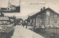 Øyane sett mot syd før 1909. På venstre side av vegen ser vi det fyrste forretningsbygget til Veum Handelslag. Litt lengre nedover på same side er bakeriet til handelslaget. På høgre side er Øyosen der det og var forretning.