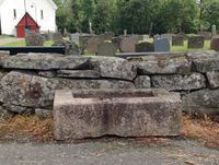 Ved den vestre kirkegårdsmuren står et vanntrau. Foto: Siri Johannessen (2019).