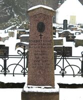 Engebret og Anna Soots gravminne på Øymark kirkegård. Foto: Chris Nyborg (2013). .