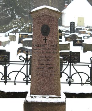 Øymark kirke gravminne Engebret og Anna Soot.JPG