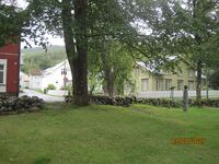 Øystad sett frå Øyskogen. Nytt stakittgjerde vart satt opp 2025. Fotograf Olav Momrak-Haugan 2025