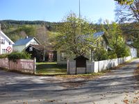 Eigedomen Øystad i Folkestadbyen, i sentrum. Til venstre på biletet ser vi bakeribygningen og til høgre meieribygningen. (Foto: Olav Momrak-Haugan, 2011)