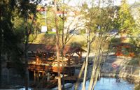 Strømmensaga og Møllemonumentet med Nedre Mølledam foran.