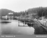 Fra Hvervenbukta. Lasteplass for plank til utskipning. Herregården og paviljongen i bakgrunnen. Foto: Narve Skarpmoen/Akershusmuseet (1910).
