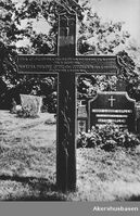 Jernkorset på grava til sogneprest Poul Qvist, Oppegård kirke. Foto: Akershusmuseet/Digitaltmuseum.no