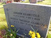 «GUDRUN GLOMSTAD ★ 24–8 1900 ✝ 25–1 1988 INGVALD THEODOR GLOMSTAD ★ 2–10 1898 ✝ 13–8 1988. Takk for alt.»
