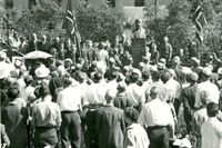 Ved avdukningen av bautaen av Nils Claus Ihlen på hans 100-års dag 24. juli 1955.