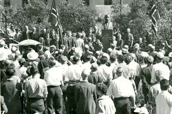 Minnestøtten for Nils C.Ihlen avdukes på han 100-årsdag 1955.