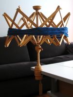 Garnet er satt på, og vinna er etterspent så det sitter skikkelig. Det trenger ikke være stramt, så man slipper problemer med at garnet mister elastisitet. Formen på spilene sikrer at garnet sitter skikkelig selv om det er litt slakk i det.