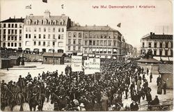 1.mai-demonstrasjonen på Youngstorget i 1908. Kilde: Forlaget H. Østholt}}
