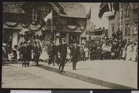 118. 102 Kongen Ankomst til Kirkegaarden i Aalesund - no-nb digifoto 20160217 00021 bldsa PK14286.jpg