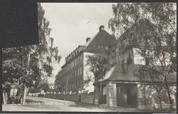 Nr. 11–13, oppført 1915–1918, ark. Christian Morgenstierne og Arne Eide som Røde Kors klinikk. Foto: Nasjonalbiblioteket