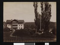 Hotelbygningen, elva kan skimtes mellom vegetasjonen til høyre. Foto: Axel Lindahl/Nasjonalbiblioteket (1880-1890).