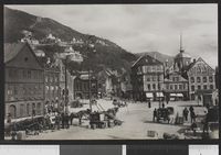 431. 109 Bergen. Nedre Torvet - no-nb digifoto 20160125 00188 bldsa PK19802.jpg