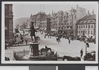 210. 10 Bergen - Torvalmending med Holbergs Statue - no-nb digifoto 20160205 00103 bldsa PK20503.jpg