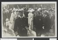Kong Haakon, dronning Maud og kronprins Olav på Lillehammer stasjon under kroningsreisen i 1906. Fra Nasjonalbibliotekets bildesamling.