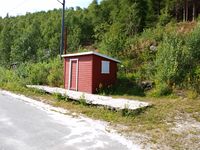 Perrongen og ventebua på stasjonsområdet. Foto: Olve Utne (2009).