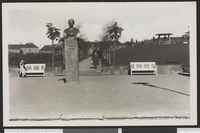Fernanda Nissen-bysten sør i parken. Foto: Nasjonalbiblioteket