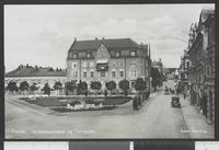 101. 114 Hamar. Jernbaneplassen og Torvgaten - no-nb digifoto 20150629 00226 bldsa PK25576.jpg