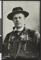 «Setesdøl». Bunader og folkedrakter var populære motiv. Utgitt av G.M. Haugland, Kristiansand. Foto: Ukjent / Nasjonalbiblioteket .