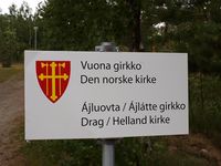 Kirka er skilta med både lulesamisk og norsk navn. Foto: Olve Utne (2009).
