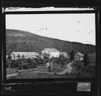 11. 1187. Fru Bruns Gaard, Sand med 3 Personer, fra Haven - NB bldsa OTO0367 A.jpg