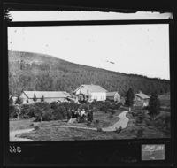 5. 1188. Fru Bruns Gaard, Sand med 8 Personer, fra haven - NB bldsa OTO0366 A.jpg