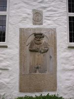 Hans Lauriston Blix' gravminne er satt inn i endeveggen på tverrskipet. Foto: Olve Utne (2009).