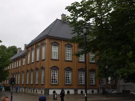 Nordvestlige hjørnet mot Dronningens gate. Kongefamiliens leilighet i andre etasje. Foto: Olve Utne (2009).